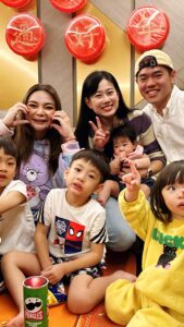 Riva Chang Instagram - 話說 #米苔目 才兩歲多，但他對帥醜定義自己，已經分配的非常強烈，再來就是她真的很會大方很狂的主動出擊，讓對方驚訝不已也無語（這真的真的不是我教他的喔）因為她這方面真的比我更厲害～她的主動身為媽媽的我還很害羞佩服勒！ 最厲害的是….兩歲多的小女孩不是應該處於羞澀狀態，但是她他手裡牽著別的男生，眼裡同時盯著其他獵物….這招厲害！！ 身為老母的我該跟她請教一下～ 女兒啊～妳怎麼做到的！？ 哈哈哈哈😂 但以後我是不是也要提早擔心她的戀情…..身為媽媽就是時時沒有辦法安心～尤其她這傢伙這麼出其不意😂 @peter_and_susan 衣服套裝來自 @hellotherebabykids