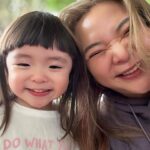 Riva Chang Instagram - 有了孩子之後真的突然發現時光飛逝的特別迅速，還好我的外表還算是個臘媽（自己說勒哈哈😂） 從明明剛出來的小嬰兒四小時餵一次奶，三不五時就炸屎炸尿，全身軟趴趴頭髮很稀疏，真的仿佛昨天！ 結果現在開始要陪著他參加各種戶外教學，每天跟他你一言我一語，甚至還在他身上學到新的歌曲舞蹈和YT頻道，更變成每天換成問他你要吃什麼？ 真的是相當奧妙的旅程每一步一腳印，每一天的翻頁再翻頁！ 以前我是一個超不在乎健康的人，更一點都不在乎生死，只覺得縱使離開也要是正在持續帶給大家歡樂或是專業戲劇演出的時候！ 至於健康歲便啦，該離開聽天由命！ 但有了孩子徹徹底底推翻一切，我只希望我能一直很健康，雖然產後體質改變而患上的兩種疾病 #甲狀腺低下 #多囊性卵巢 導致我不吃不喝都要承受身體一直發胖，每天要吃一堆醫生開並且不能私自停藥的藥物，每三個月固定的抽血日，不是更嚴重就是維持控制，但能不能好醫師也不知道只要維持控制就已經是好消息～但我知道肥胖會有更多連帶的併發症，但我卻無法抵抗，我不在意不明白或沒經歷過的人怎麼抨擊嘲笑我的外在！ 我只希望健康健康給我健康，因為我真的希望可以陪我女兒久一點讓他擁有我這媽媽在身邊的時間長一點！ 好啦～不想這些了我本就該散播歡樂我想分享我陪著女兒的戶外教學，真的很特別這些事情以前明明都是我出外景工作的事，現在變成我跟我女兒一起要完成的事，這次讓米苔目體驗搗麻糬，吃麻糬，自己彩繪花盆再撿樹葉填底部，自己挖泥土種自己的多肉植物，再去理解我們吃到白米所經歷的三個程序，最後大隊遊戲滾筒子單腳跳，然後開始跟大家去玩彈跳床，再開放最後一小時自由活動超大的草皮溜滑梯盪鞦韆，米苔目開心極了一直說媽媽：我要每天都跟這麼多小朋友這樣玩！ 但此時此刻的我早就累歪了，畢竟樣樣陪同也讓我想起昔日我女魔王的外景人生，除了健康的重要年紀好像真的也有差不得不承認，但我還是可以的💪…只是那個畫面活動力十足的孩子牽著一個快沒電的媽媽還一直說…走走走真的蠻好笑的😂 怎麼每次要放小孩的電都把自己的電耗盡啊😣😣😣 但我很建議如果妳的小孩也處於跟米苔目差不多年紀，最喜歡交朋友跟過群體生活玩樂的時候，我們再忙都要空出時間陪著他一起參加各種團體活動，他喜歡快樂的事同時我們也可以跟其他家長討論分享，更是親子最棒的親密更相互成長的美好時光啊👍🏿 @hellotherebabykids 米苔目衣服