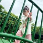 Riva Chang Instagram - 有了孩子之後真的突然發現時光飛逝的特別迅速，還好我的外表還算是個臘媽（自己說勒哈哈😂） 從明明剛出來的小嬰兒四小時餵一次奶，三不五時就炸屎炸尿，全身軟趴趴頭髮很稀疏，真的仿佛昨天！ 結果現在開始要陪著他參加各種戶外教學，每天跟他你一言我一語，甚至還在他身上學到新的歌曲舞蹈和YT頻道，更變成每天換成問他你要吃什麼？ 真的是相當奧妙的旅程每一步一腳印，每一天的翻頁再翻頁！ 以前我是一個超不在乎健康的人，更一點都不在乎生死，只覺得縱使離開也要是正在持續帶給大家歡樂或是專業戲劇演出的時候！ 至於健康歲便啦，該離開聽天由命！ 但有了孩子徹徹底底推翻一切，我只希望我能一直很健康，雖然產後體質改變而患上的兩種疾病 #甲狀腺低下 #多囊性卵巢 導致我不吃不喝都要承受身體一直發胖，每天要吃一堆醫生開並且不能私自停藥的藥物，每三個月固定的抽血日，不是更嚴重就是維持控制，但能不能好醫師也不知道只要維持控制就已經是好消息～但我知道肥胖會有更多連帶的併發症，但我卻無法抵抗，我不在意不明白或沒經歷過的人怎麼抨擊嘲笑我的外在！ 我只希望健康健康給我健康，因為我真的希望可以陪我女兒久一點讓他擁有我這媽媽在身邊的時間長一點！ 好啦～不想這些了我本就該散播歡樂我想分享我陪著女兒的戶外教學，真的很特別這些事情以前明明都是我出外景工作的事，現在變成我跟我女兒一起要完成的事，這次讓米苔目體驗搗麻糬，吃麻糬，自己彩繪花盆再撿樹葉填底部，自己挖泥土種自己的多肉植物，再去理解我們吃到白米所經歷的三個程序，最後大隊遊戲滾筒子單腳跳，然後開始跟大家去玩彈跳床，再開放最後一小時自由活動超大的草皮溜滑梯盪鞦韆，米苔目開心極了一直說媽媽：我要每天都跟這麼多小朋友這樣玩！ 但此時此刻的我早就累歪了，畢竟樣樣陪同也讓我想起昔日我女魔王的外景人生，除了健康的重要年紀好像真的也有差不得不承認，但我還是可以的💪…只是那個畫面活動力十足的孩子牽著一個快沒電的媽媽還一直說…走走走真的蠻好笑的😂 怎麼每次要放小孩的電都把自己的電耗盡啊😣😣😣 但我很建議如果妳的小孩也處於跟米苔目差不多年紀，最喜歡交朋友跟過群體生活玩樂的時候，我們再忙都要空出時間陪著他一起參加各種團體活動，他喜歡快樂的事同時我們也可以跟其他家長討論分享，更是親子最棒的親密更相互成長的美好時光啊👍🏿 @hellotherebabykids 米苔目衣服