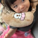 Riva Chang Instagram - 小孩的快樂其實就是如此這般簡簡單單！ 我們或許常常為了讓自己的孩子開心～ 想破頭花大錢買他喜歡跟想要的東西玩具！ 但其實帶著自己成長的點滴，清楚明白… 要給小孩的禮物很簡單就是 #陪伴 和她玩著他喜歡的遊戲這就是最棒的禮物！ 他最愛的玩具❤️ 和#米苔目 這麼簡單的事情也是最快樂的事情 #陪伴才是一切的重點真的很重要💕
