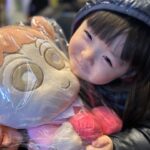 Riva Chang Instagram - 我女兒跟她失散快三年的姐妹相見了！ 我們家米苔目跟#蠟筆小葵 的本性真的一模模一樣樣！ 我相信跟她相處過的一開始都說怎麼可能，接著傻眼又不失禮貌的說像蠟筆小葵很可愛欸🤣 蠟筆小葵愛珍珠跟會閃閃發光的任何飾品，米苔目也是她總是指著我那些飾品說，這個我也要我也要我也要長大都是我的喔！ 我說好以後我們是最閃亮的時尚姐妹花💍💎 （但我內心想的是最相像的諧星母女檔） 再來蠟筆小葵只愛帥哥，看到帥哥那個眼睛冒愛心像星星，死爬著跟著帥哥不放，米苔目只差在用追得不是爬的，然後動不動跟媽媽撞菜🙄 但他總是都得意的贏了因為帥哥會抱她，她還用會著自己是正宮的眼神看著她媽媽我本人！！🙄🙄🙄 米苔目的一切真的就是蠟筆小葵啊啊啊啊啊啊啊🌻 你們家裡也有蠟筆小葵嗎？？？