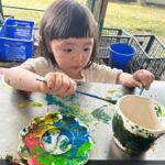 Riva Chang Instagram - 有了孩子之後真的突然發現時光飛逝的特別迅速，還好我的外表還算是個臘媽（自己說勒哈哈😂） 從明明剛出來的小嬰兒四小時餵一次奶，三不五時就炸屎炸尿，全身軟趴趴頭髮很稀疏，真的仿佛昨天！ 結果現在開始要陪著他參加各種戶外教學，每天跟他你一言我一語，甚至還在他身上學到新的歌曲舞蹈和YT頻道，更變成每天換成問他你要吃什麼？ 真的是相當奧妙的旅程每一步一腳印，每一天的翻頁再翻頁！ 以前我是一個超不在乎健康的人，更一點都不在乎生死，只覺得縱使離開也要是正在持續帶給大家歡樂或是專業戲劇演出的時候！ 至於健康歲便啦，該離開聽天由命！ 但有了孩子徹徹底底推翻一切，我只希望我能一直很健康，雖然產後體質改變而患上的兩種疾病 #甲狀腺低下 #多囊性卵巢 導致我不吃不喝都要承受身體一直發胖，每天要吃一堆醫生開並且不能私自停藥的藥物，每三個月固定的抽血日，不是更嚴重就是維持控制，但能不能好醫師也不知道只要維持控制就已經是好消息～但我知道肥胖會有更多連帶的併發症，但我卻無法抵抗，我不在意不明白或沒經歷過的人怎麼抨擊嘲笑我的外在！ 我只希望健康健康給我健康，因為我真的希望可以陪我女兒久一點讓他擁有我這媽媽在身邊的時間長一點！ 好啦～不想這些了我本就該散播歡樂我想分享我陪著女兒的戶外教學，真的很特別這些事情以前明明都是我出外景工作的事，現在變成我跟我女兒一起要完成的事，這次讓米苔目體驗搗麻糬，吃麻糬，自己彩繪花盆再撿樹葉填底部，自己挖泥土種自己的多肉植物，再去理解我們吃到白米所經歷的三個程序，最後大隊遊戲滾筒子單腳跳，然後開始跟大家去玩彈跳床，再開放最後一小時自由活動超大的草皮溜滑梯盪鞦韆，米苔目開心極了一直說媽媽：我要每天都跟這麼多小朋友這樣玩！ 但此時此刻的我早就累歪了，畢竟樣樣陪同也讓我想起昔日我女魔王的外景人生，除了健康的重要年紀好像真的也有差不得不承認，但我還是可以的💪…只是那個畫面活動力十足的孩子牽著一個快沒電的媽媽還一直說…走走走真的蠻好笑的😂 怎麼每次要放小孩的電都把自己的電耗盡啊😣😣😣 但我很建議如果妳的小孩也處於跟米苔目差不多年紀，最喜歡交朋友跟過群體生活玩樂的時候，我們再忙都要空出時間陪著他一起參加各種團體活動，他喜歡快樂的事同時我們也可以跟其他家長討論分享，更是親子最棒的親密更相互成長的美好時光啊👍🏿 @hellotherebabykids 米苔目衣服