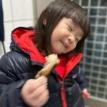 Riva Chang Instagram - 我女兒跟她失散快三年的姐妹相見了！ 我們家米苔目跟#蠟筆小葵 的本性真的一模模一樣樣！ 我相信跟她相處過的一開始都說怎麼可能，接著傻眼又不失禮貌的說像蠟筆小葵很可愛欸🤣 蠟筆小葵愛珍珠跟會閃閃發光的任何飾品，米苔目也是她總是指著我那些飾品說，這個我也要我也要我也要長大都是我的喔！ 我說好以後我們是最閃亮的時尚姐妹花💍💎 （但我內心想的是最相像的諧星母女檔） 再來蠟筆小葵只愛帥哥，看到帥哥那個眼睛冒愛心像星星，死爬著跟著帥哥不放，米苔目只差在用追得不是爬的，然後動不動跟媽媽撞菜🙄 但他總是都得意的贏了因為帥哥會抱她，她還用會著自己是正宮的眼神看著她媽媽我本人！！🙄🙄🙄 米苔目的一切真的就是蠟筆小葵啊啊啊啊啊啊啊🌻 你們家裡也有蠟筆小葵嗎？？？
