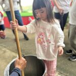Riva Chang Instagram - 有了孩子之後真的突然發現時光飛逝的特別迅速，還好我的外表還算是個臘媽（自己說勒哈哈😂） 從明明剛出來的小嬰兒四小時餵一次奶，三不五時就炸屎炸尿，全身軟趴趴頭髮很稀疏，真的仿佛昨天！ 結果現在開始要陪著他參加各種戶外教學，每天跟他你一言我一語，甚至還在他身上學到新的歌曲舞蹈和YT頻道，更變成每天換成問他你要吃什麼？ 真的是相當奧妙的旅程每一步一腳印，每一天的翻頁再翻頁！ 以前我是一個超不在乎健康的人，更一點都不在乎生死，只覺得縱使離開也要是正在持續帶給大家歡樂或是專業戲劇演出的時候！ 至於健康歲便啦，該離開聽天由命！ 但有了孩子徹徹底底推翻一切，我只希望我能一直很健康，雖然產後體質改變而患上的兩種疾病 #甲狀腺低下 #多囊性卵巢 導致我不吃不喝都要承受身體一直發胖，每天要吃一堆醫生開並且不能私自停藥的藥物，每三個月固定的抽血日，不是更嚴重就是維持控制，但能不能好醫師也不知道只要維持控制就已經是好消息～但我知道肥胖會有更多連帶的併發症，但我卻無法抵抗，我不在意不明白或沒經歷過的人怎麼抨擊嘲笑我的外在！ 我只希望健康健康給我健康，因為我真的希望可以陪我女兒久一點讓他擁有我這媽媽在身邊的時間長一點！ 好啦～不想這些了我本就該散播歡樂我想分享我陪著女兒的戶外教學，真的很特別這些事情以前明明都是我出外景工作的事，現在變成我跟我女兒一起要完成的事，這次讓米苔目體驗搗麻糬，吃麻糬，自己彩繪花盆再撿樹葉填底部，自己挖泥土種自己的多肉植物，再去理解我們吃到白米所經歷的三個程序，最後大隊遊戲滾筒子單腳跳，然後開始跟大家去玩彈跳床，再開放最後一小時自由活動超大的草皮溜滑梯盪鞦韆，米苔目開心極了一直說媽媽：我要每天都跟這麼多小朋友這樣玩！ 但此時此刻的我早就累歪了，畢竟樣樣陪同也讓我想起昔日我女魔王的外景人生，除了健康的重要年紀好像真的也有差不得不承認，但我還是可以的💪…只是那個畫面活動力十足的孩子牽著一個快沒電的媽媽還一直說…走走走真的蠻好笑的😂 怎麼每次要放小孩的電都把自己的電耗盡啊😣😣😣 但我很建議如果妳的小孩也處於跟米苔目差不多年紀，最喜歡交朋友跟過群體生活玩樂的時候，我們再忙都要空出時間陪著他一起參加各種團體活動，他喜歡快樂的事同時我們也可以跟其他家長討論分享，更是親子最棒的親密更相互成長的美好時光啊👍🏿 @hellotherebabykids 米苔目衣服