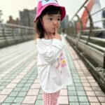 Riva Chang Instagram - 有了孩子之後真的突然發現時光飛逝的特別迅速，還好我的外表還算是個臘媽（自己說勒哈哈😂） 從明明剛出來的小嬰兒四小時餵一次奶，三不五時就炸屎炸尿，全身軟趴趴頭髮很稀疏，真的仿佛昨天！ 結果現在開始要陪著他參加各種戶外教學，每天跟他你一言我一語，甚至還在他身上學到新的歌曲舞蹈和YT頻道，更變成每天換成問他你要吃什麼？ 真的是相當奧妙的旅程每一步一腳印，每一天的翻頁再翻頁！ 以前我是一個超不在乎健康的人，更一點都不在乎生死，只覺得縱使離開也要是正在持續帶給大家歡樂或是專業戲劇演出的時候！ 至於健康歲便啦，該離開聽天由命！ 但有了孩子徹徹底底推翻一切，我只希望我能一直很健康，雖然產後體質改變而患上的兩種疾病 #甲狀腺低下 #多囊性卵巢 導致我不吃不喝都要承受身體一直發胖，每天要吃一堆醫生開並且不能私自停藥的藥物，每三個月固定的抽血日，不是更嚴重就是維持控制，但能不能好醫師也不知道只要維持控制就已經是好消息～但我知道肥胖會有更多連帶的併發症，但我卻無法抵抗，我不在意不明白或沒經歷過的人怎麼抨擊嘲笑我的外在！ 我只希望健康健康給我健康，因為我真的希望可以陪我女兒久一點讓他擁有我這媽媽在身邊的時間長一點！ 好啦～不想這些了我本就該散播歡樂我想分享我陪著女兒的戶外教學，真的很特別這些事情以前明明都是我出外景工作的事，現在變成我跟我女兒一起要完成的事，這次讓米苔目體驗搗麻糬，吃麻糬，自己彩繪花盆再撿樹葉填底部，自己挖泥土種自己的多肉植物，再去理解我們吃到白米所經歷的三個程序，最後大隊遊戲滾筒子單腳跳，然後開始跟大家去玩彈跳床，再開放最後一小時自由活動超大的草皮溜滑梯盪鞦韆，米苔目開心極了一直說媽媽：我要每天都跟這麼多小朋友這樣玩！ 但此時此刻的我早就累歪了，畢竟樣樣陪同也讓我想起昔日我女魔王的外景人生，除了健康的重要年紀好像真的也有差不得不承認，但我還是可以的💪…只是那個畫面活動力十足的孩子牽著一個快沒電的媽媽還一直說…走走走真的蠻好笑的😂 怎麼每次要放小孩的電都把自己的電耗盡啊😣😣😣 但我很建議如果妳的小孩也處於跟米苔目差不多年紀，最喜歡交朋友跟過群體生活玩樂的時候，我們再忙都要空出時間陪著他一起參加各種團體活動，他喜歡快樂的事同時我們也可以跟其他家長討論分享，更是親子最棒的親密更相互成長的美好時光啊👍🏿 @hellotherebabykids 米苔目衣服