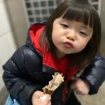 Riva Chang Instagram - 我女兒跟她失散快三年的姐妹相見了！ 我們家米苔目跟#蠟筆小葵 的本性真的一模模一樣樣！ 我相信跟她相處過的一開始都說怎麼可能，接著傻眼又不失禮貌的說像蠟筆小葵很可愛欸🤣 蠟筆小葵愛珍珠跟會閃閃發光的任何飾品，米苔目也是她總是指著我那些飾品說，這個我也要我也要我也要長大都是我的喔！ 我說好以後我們是最閃亮的時尚姐妹花💍💎 （但我內心想的是最相像的諧星母女檔） 再來蠟筆小葵只愛帥哥，看到帥哥那個眼睛冒愛心像星星，死爬著跟著帥哥不放，米苔目只差在用追得不是爬的，然後動不動跟媽媽撞菜🙄 但他總是都得意的贏了因為帥哥會抱她，她還用會著自己是正宮的眼神看著她媽媽我本人！！🙄🙄🙄 米苔目的一切真的就是蠟筆小葵啊啊啊啊啊啊啊🌻 你們家裡也有蠟筆小葵嗎？？？