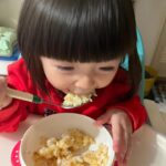 Riva Chang Instagram - 大家吃晚餐了嗎？ 看到小孩自己吵著要自己來…. 本來很擔心，後來很開心，最後很窩心！ 一種我的小寶貝真的長大了耶的感覺與畫面！ 話說～適時讓小孩爭取自己來的時候，不要害怕她搞砸反而要讓她自己練習跟嘗試，在我們心裡總覺得她不行其實她比你想的更厲害，縱使嘗試中弄髒弄亂千萬別責怪更要適時稱讚👍🏿 你好棒！好厲害！更不要覺得收拾殘局很麻煩！ 因為不能剝奪她成長的階段過程，重點別忘了孩子不是自己成長是你與她一起共同成長！ 雖然他會把掉到桌上的對西往媽媽嘴巴塞，很多時候要替她吃她吃不完的，所以媽媽長的越來越寬，但她用這種方法讓你知道掉在桌上的東西不要進放嘴巴……但更不是放進媽媽的嘴巴啊😫😫😫哭笑不得呀🫣🫣🫣 大家要吃飽飽唷週末愉快❤️‍🔥❤️‍🔥