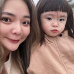 Riva Chang Instagram - 兩歲多的孩子正處於超愛跟小朋友玩！ 超愛自己用各種東西編織他幻想堡壘創造只有他自己明白認識的角色人物，一直自言自語的扮家家酒！ 更重要的是看到什麼都會立即拖著媽媽互動，要你跟他一起圓她的遊戲夢，厲害的是他什麼都能拿來跟你互動和你角色扮演，雖然有時候要跟她重複玩上無數次，但我很珍惜這個時候，再大一點他可能壓根不會跟你玩，再大一點你不再會是她的媽媽好友兼玩伴～珍惜當下💕 也順便回味一下小時候那個最愛玩扮家家酒時候的自己！！ #米苔目 真的很愛玩醫生病人的遊戲，什麼醫生他都能勝任🤣🤣 你們的寶貝也是嗎？ 你們也每天跟他們一再上演這些劇碼嗎？