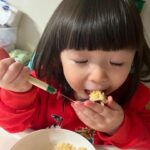 Riva Chang Instagram - 大家吃晚餐了嗎？ 看到小孩自己吵著要自己來…. 本來很擔心，後來很開心，最後很窩心！ 一種我的小寶貝真的長大了耶的感覺與畫面！ 話說～適時讓小孩爭取自己來的時候，不要害怕她搞砸反而要讓她自己練習跟嘗試，在我們心裡總覺得她不行其實她比你想的更厲害，縱使嘗試中弄髒弄亂千萬別責怪更要適時稱讚👍🏿 你好棒！好厲害！更不要覺得收拾殘局很麻煩！ 因為不能剝奪她成長的階段過程，重點別忘了孩子不是自己成長是你與她一起共同成長！ 雖然他會把掉到桌上的對西往媽媽嘴巴塞，很多時候要替她吃她吃不完的，所以媽媽長的越來越寬，但她用這種方法讓你知道掉在桌上的東西不要進放嘴巴……但更不是放進媽媽的嘴巴啊😫😫😫哭笑不得呀🫣🫣🫣 大家要吃飽飽唷週末愉快❤️‍🔥❤️‍🔥