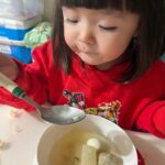 Riva Chang Instagram - 大家吃晚餐了嗎？ 看到小孩自己吵著要自己來…. 本來很擔心，後來很開心，最後很窩心！ 一種我的小寶貝真的長大了耶的感覺與畫面！ 話說～適時讓小孩爭取自己來的時候，不要害怕她搞砸反而要讓她自己練習跟嘗試，在我們心裡總覺得她不行其實她比你想的更厲害，縱使嘗試中弄髒弄亂千萬別責怪更要適時稱讚👍🏿 你好棒！好厲害！更不要覺得收拾殘局很麻煩！ 因為不能剝奪她成長的階段過程，重點別忘了孩子不是自己成長是你與她一起共同成長！ 雖然他會把掉到桌上的對西往媽媽嘴巴塞，很多時候要替她吃她吃不完的，所以媽媽長的越來越寬，但她用這種方法讓你知道掉在桌上的東西不要進放嘴巴……但更不是放進媽媽的嘴巴啊😫😫😫哭笑不得呀🫣🫣🫣 大家要吃飽飽唷週末愉快❤️‍🔥❤️‍🔥