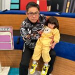 Riva Chang Instagram - 這次的我也是 #小明星大跟班 首先真的真的超級感謝 #米苔目 打從她出生到「目前」真的都還算是個小天使！ 也幫了我很多很多忙，分擔了很多事情！ 人家說這就是來報恩的～嗚嗚嗚 謝謝我的寶貝女兒❤️ 由於有時候有保母幫忙（也真的很感謝我的保母將米苔目帶的很好）但有的時間我必須自己安排控制，大部分比較擔心的都是我要帶著米苔目陪著我上班工作，我會怕她不習慣不喜歡或找不到媽媽，但沒有後援的媽媽除了帶在身邊，真的真的沒有更好的方法了！ 但她真的好棒不管是我拍戲或錄影她總能很乖的等我工作開始到結束，更完全不怕生更是有禮貌的和大家打招呼，自己交朋友 再來就是很能夠自嗨活在自己的世界裡，讓我能安心工作不用掛心，謝謝你對媽媽那麼好那麼愛媽媽，讓媽媽可以專心賺錢打造我們的現在以後未來❤️ 小插曲，米苔目有一方面真的跟媽媽太像了只是他更嚴重 他只愛帥哥，她看到帥哥嘴巴裂到太陽穴，但這次看到 #洪哥跟大飛 整個心事重重 希望兩位不要太走心，你們還是有你們的受眾群的～啾咪😘 最後～這也是我第一次跟 #sandy拍照 我跟米苔目說，來跟這個姊姊拍照，媽媽希望你以後可以跟姊姊一樣優秀，聰明有氣質！ 拍完之後sandy跟我說米苔目剛才一直握著他的手，她已經傳過去給她了～太可愛了啦❤️ #米苔目小明星大跟班的一天👍🏿 米苔目的衣服超可愛是來自 @hellotherebabykids ❤️