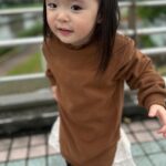 Riva Chang Instagram - 話說連假最後一天了，明天開工加油一切順利喔💪 今天一如往常遛 #米苔目 努力的除了促進親子互動，一起散步吹風看風景，順道隨手教她有些肉眼可見的東西！ 但米苔目小姐一樣動不動，幫我拍照，我要跳舞，結束之後還要看成品然後問我～媽媽我漂亮嗎？我有厲害嗎？我有乖嗎？接著一連串的為什麼？好不好？我要我要😑😑😑😑 試問是不是大部分遛小孩的時候被遛的往往是大人？ 而且一路一直在回答他的為什麼為什麼為什麼？ 媽媽回到家反而整個覺得累歪了～這正常嗎？