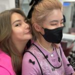 Riva Chang Instagram - 一直還沒沒好好來介紹我的新髮色💕 這次顏色算是很淺又有著各種秘密巧思的顏色！ 真的超感謝我的 #miyake 她就像是我的多啦A夢，總是能幫我實現我想要的，再用他的專業讓我的髮色髮型都是最好看的！ 轉眼間合作快十年了謝謝miyake一路和我在頭髮蹦出各種火花❤️我愛她～風風烈烈最瘋狂～ 如果你也想要跟我有類似的髮色（我真的很喜歡） 奶茶灰 藍色 x粉紅 東方女孩 染 奶茶灰 超級適合！ 除了顯皮膚白以外 多了ㄧ份仙氣 感✨😍 另外 好久沒玩彩色顏色的 甜甜 在夏天來臨 ，必須準備起來 #只要配合漂染過後的專業髮品不怕褪色 👩🏻‍🎨【漂後頭髮】🌈 褪色後過程， 都會讓自己驚艷 香水有 【前味 、中味 、後味】 米亞奇的特調色也有～ 【前、中 、後色調 】 每個褪色階段 都有不同的驚喜！ 怎樣樣褪色才美? 除了調色很重要以外🙆🏻 ❰居家護理 ❱ 及 ❰維護❱ 是非常重要唷！ ⚠️ 染後搭配 #mcg魔王白 讓顏色維持更久 謝謝@miyake.mpalace 有任何頭髮上的問題也都可以找她唷！
