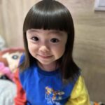 Riva Chang Instagram - 小孩睡覺的時候，就是媽媽可以把自己所有事情做完忙完，然後稍微給自己獨處的時間❤️ 尤其看著剛剛皮的要死的小傢伙，詞彙越懂越多，越來越有自己的想法，現階段他最愛的就是說：#我不要 然後剛剛還想偷偷摸摸趁還沒刷牙，故意高亢的說：媽媽我要去睡覺囉～然後我又把她再次拎回來督促她刷牙，陪著他睡著…..確實啦這何嘗不也是另一種甜蜜呢💕 我想來跟大部分的媽媽聊聊你們也都會幫自己的孩子剪頭髮嗎？尤其是瀏海的部分！！ #米苔目 的頭髮長好快，但也滿足了我過往當過髮妹的快樂，每次幫她剪完瀏海都好有成就感～ 在媽媽眼裡：總覺得天啊！好可愛好美麗😍 剪頭髮💇‍♀️安撫中邊進行，我一直說著哇！ 好像公主好美唷～但她只沒有情緒的說： 我就是公主啊～哪來的自信啦🤔真的是 #哭笑不得 #但謝謝寶貝的配合 #讓媽媽好有成就感🤣 PS:他拍照的表情跟模樣再也不是媽媽說了算，他現在一律照著自己的感覺情緒擺拍😑 媽媽們一起來分享自己的剪髮好手藝吧😍 大家 #假日愉快 媽媽也差不多要晚安了喔💤