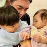 Riva Chang Instagram - 時間過的好快喔！ 轉眼間這相片也才一年多不到兩年耶！ 回顧舊照片才會發現小孩子真的長的很快！ 但身為媽媽每一天累積的成就感也是要幫自己按個讚👍🏿👍🏿👍🏿👍🏿👍🏿全天下的父母都辛苦啦❤️ 今天突然想起來這件事，回憶起前後差距的照片，覺得很有趣孩子的天真無邪是最美的畫面，當然我內心也是覺得如果未來一切像偶像劇它真的發生了，我也會很開心很祝福樂此不疲❤️ 事情是這樣子的我的老闆 #B2 他的兒子 #麻糬 超可愛，呃….要說遺傳他的帥氣嗎？我覺得大部分來自於他兒子的努力跟媽媽的基因🤣🤣🤣 所以在米苔目剛要滿一歲吧，我就跟B2個說:老闆麻糬年紀跟米苔目現在是非常合適的年紀，而且他們兩個都有著讓人想犯罪的美麗五官，總之肥水不落外人田，我覺得他們好適合我們來訂娃娃親好不好？ 雖然老派但現在流行超派…就試一試嗎？ 結果我老闆跟老闆娘都說好啊！（畢竟他也瘋瘋的） 感覺應該很可愛，而且也讓小孩彼此可以做朋友玩在一起，於是我整個人真的搞的像自己在相親，幫女兒選戰袍，一直假設性的問未來女婿問題，真的好笑又有趣我自己也將那天的娃娃親當作認真確切的一回事！ 爾後遇到我都會叫女兒快去找你未來的丈夫，我跟麻糬說話都會：哪個～女婿呀！ 叫我老闆老闆娘都叫親家！！ 沒錯～我老闆覺得他們才多大我到底有什麼毛病自己一直樂在其中，但對我來說任何事都很難說，不可能的也都會變可能！ 搞不好明年我女兒就回公婆家圍爐了呢？ 只是媽媽也要去🤣🤣 話說有人也為小孩訂過娃娃親嗎？ 那有人真的因為娃娃親真的共許終生的嗎？ 最後 #麻糬 #米苔目 是不是真的很般配，他們結合在一起就是 #王子公主 #俊男美女 （哈哈哈失控的媽媽） 新年就是要有目標，有期許有期待嘛～ 祝大家～ 今天都吃飽飽 新年快樂🎊🎆🎉❤️ PS:要看動態過程影片可以搜尋（YT:甜甜媽我當mother 當然如果看了幫人家ㄧ訂閱一分享開啟小鈴鐺～包你龍年，龍馬精神、龍心大悅、錢財long總來）🙏