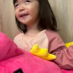 Riva Chang Instagram - 媽媽說：米苔目媽媽可以睡一下嗎？ 你也跟媽媽一起睡吧？ 米苔目說：那我先吃個東西！ 媽媽說：好糖果你只能吃一顆喔！ 接著我已經躺在沙發上準備要與世隔絕了….. 米苔目突然：毫無預警的興起高歌～ 然後～我再也睡不著了😭 ～傻眼！！！！ 對～我生的啦🤦‍♀️