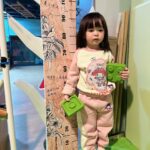 Riva Chang Instagram - 時間真的過得好快好快喔，彷彿米苔目還在我肚子裡，但現在他已經是個可以自己嘣嘣跳跳話很多每天都天馬行空幻想著他自己小星球的兩歲多的小孩子了，還是要，特別感謝老天爺在我兒時的失去，給我成年時最棒的回報，不管過程經歷重點是我成為了一個我覺得自己很驕傲很棒的母親，有一個我很愛他，他很愛我更是我人生中，唯一的血脈「米苔目」來到我的世界與我相隨相伴，讓我感覺人生過了即將一半的世界才開始美好精彩有意義有色彩有挑戰豐富了起來，雖然累，但也覺得噢耶！ 這就是人生旅途的意義吧？？ 雖然每個人不一樣，也許有的人出現了，也許有人還在尋找，但我相信你們一定都會碰到那份美好，過程也許佈滿荊棘但就是因為如此，你才知道這份東西要有多麼值得珍惜❤️ 另外我要告訴大家米苔目真的跟我長得很像很像，我拿我小時後的照片給米苔目看，問他說這個是誰：他自己都說是我啊～所以血脈相連從你肚子裡跟你臍帶相連的那一刻起你們就是生命共同體永遠永遠。 ❤️好啦！好啦！雖然我覺得像，但米苔目真的比我漂亮太多太多了～所以媽媽已經開始擔心他要交男朋友了怎麼辦？🤣😂 在這裡我也要跟媽媽們分享一件事，之前我也一直擔心因為米苔目的成長%一直都是比較沒有那麼好，醫生就說沒關係那就順其自然後不著急慢慢來，然後真的突然現在身高也突然抽高了，然後他的食欲也變好了，我就完全不用擔心了，所以我覺得小孩都會有一個他自己想要的舒適自我成長階段，所以爸爸媽媽不用太擔心喔❤️ P S ：人家跟米苔目真的很像啦～有圖有真相，阿你說像不像？對了所有的酸民們你們有什麼罵我都可以，但拜託你們不要用言語傷害我的小孩，謝謝你們🙏