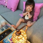 Riva Chang Instagram - 時間真的過得好快好快喔，彷彿米苔目還在我肚子裡，但現在他已經是個可以自己嘣嘣跳跳話很多每天都天馬行空幻想著他自己小星球的兩歲多的小孩子了，還是要，特別感謝老天爺在我兒時的失去，給我成年時最棒的回報，不管過程經歷重點是我成為了一個我覺得自己很驕傲很棒的母親，有一個我很愛他，他很愛我更是我人生中，唯一的血脈「米苔目」來到我的世界與我相隨相伴，讓我感覺人生過了即將一半的世界才開始美好精彩有意義有色彩有挑戰豐富了起來，雖然累，但也覺得噢耶！ 這就是人生旅途的意義吧？？ 雖然每個人不一樣，也許有的人出現了，也許有人還在尋找，但我相信你們一定都會碰到那份美好，過程也許佈滿荊棘但就是因為如此，你才知道這份東西要有多麼值得珍惜❤️ 另外我要告訴大家米苔目真的跟我長得很像很像，我拿我小時後的照片給米苔目看，問他說這個是誰：他自己都說是我啊～所以血脈相連從你肚子裡跟你臍帶相連的那一刻起你們就是生命共同體永遠永遠。 ❤️好啦！好啦！雖然我覺得像，但米苔目真的比我漂亮太多太多了～所以媽媽已經開始擔心他要交男朋友了怎麼辦？🤣😂 在這裡我也要跟媽媽們分享一件事，之前我也一直擔心因為米苔目的成長%一直都是比較沒有那麼好，醫生就說沒關係那就順其自然後不著急慢慢來，然後真的突然現在身高也突然抽高了，然後他的食欲也變好了，我就完全不用擔心了，所以我覺得小孩都會有一個他自己想要的舒適自我成長階段，所以爸爸媽媽不用太擔心喔❤️ P S ：人家跟米苔目真的很像啦～有圖有真相，阿你說像不像？對了所有的酸民們你們有什麼罵我都可以，但拜託你們不要用言語傷害我的小孩，謝謝你們🙏