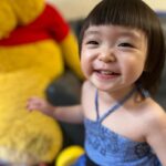 Riva Chang Instagram - 時間真的過得好快好快喔，彷彿米苔目還在我肚子裡，但現在他已經是個可以自己嘣嘣跳跳話很多每天都天馬行空幻想著他自己小星球的兩歲多的小孩子了，還是要，特別感謝老天爺在我兒時的失去，給我成年時最棒的回報，不管過程經歷重點是我成為了一個我覺得自己很驕傲很棒的母親，有一個我很愛他，他很愛我更是我人生中，唯一的血脈「米苔目」來到我的世界與我相隨相伴，讓我感覺人生過了即將一半的世界才開始美好精彩有意義有色彩有挑戰豐富了起來，雖然累，但也覺得噢耶！ 這就是人生旅途的意義吧？？ 雖然每個人不一樣，也許有的人出現了，也許有人還在尋找，但我相信你們一定都會碰到那份美好，過程也許佈滿荊棘但就是因為如此，你才知道這份東西要有多麼值得珍惜❤️ 另外我要告訴大家米苔目真的跟我長得很像很像，我拿我小時後的照片給米苔目看，問他說這個是誰：他自己都說是我啊～所以血脈相連從你肚子裡跟你臍帶相連的那一刻起你們就是生命共同體永遠永遠。 ❤️好啦！好啦！雖然我覺得像，但米苔目真的比我漂亮太多太多了～所以媽媽已經開始擔心他要交男朋友了怎麼辦？🤣😂 在這裡我也要跟媽媽們分享一件事，之前我也一直擔心因為米苔目的成長%一直都是比較沒有那麼好，醫生就說沒關係那就順其自然後不著急慢慢來，然後真的突然現在身高也突然抽高了，然後他的食欲也變好了，我就完全不用擔心了，所以我覺得小孩都會有一個他自己想要的舒適自我成長階段，所以爸爸媽媽不用太擔心喔❤️ P S ：人家跟米苔目真的很像啦～有圖有真相，阿你說像不像？對了所有的酸民們你們有什麼罵我都可以，但拜託你們不要用言語傷害我的小孩，謝謝你們🙏