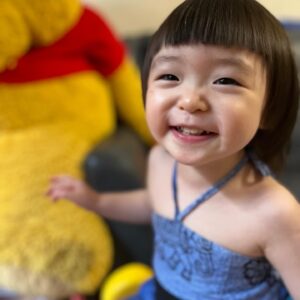 Riva Chang Instagram - 時間真的過得好快好快喔，彷彿米苔目還在我肚子裡，但現在他已經是個可以自己嘣嘣跳跳話很多每天都天馬行空幻想著他自己小星球的兩歲多的小孩子了，還是要，特別感謝老天爺在我兒時的失去，給我成年時最棒的回報，不管過程經歷重點是我成為了一個我覺得自己很驕傲很棒的母親，有一個我很愛他，他很愛我更是我人生中，唯一的血脈「米苔目」來到我的世界與我相隨相伴，讓我感覺人生過了即將一半的世界才開始美好精彩有意義有色彩有挑戰豐富了起來，雖然累，但也覺得噢耶！
這就是人生旅途的意義吧？？
雖然每個人不一樣，也許有的人出現了，也許有人還在尋找，但我相信你們一定都會碰到那份美好，過程也許佈滿荊棘但就是因為如此，你才知道這份東西要有多麼值得珍惜❤️

另外我要告訴大家米苔目真的跟我長得很像很像，我拿我小時後的照片給米苔目看，問他說這個是誰：他自己都說是我啊～所以血脈相連從你肚子裡跟你臍帶相連的那一刻起你們就是生命共同體永遠永遠。 ❤️好啦！好啦！雖然我覺得像，但米苔目真的比我漂亮太多太多了～所以媽媽已經開始擔心他要交男朋友了怎麼辦？🤣😂

在這裡我也要跟媽媽們分享一件事，之前我也一直擔心因為米苔目的成長%一直都是比較沒有那麼好，醫生就說沒關係那就順其自然後不著急慢慢來，然後真的突然現在身高也突然抽高了，然後他的食欲也變好了，我就完全不用擔心了，所以我覺得小孩都會有一個他自己想要的舒適自我成長階段，所以爸爸媽媽不用太擔心喔❤️

P S ：人家跟米苔目真的很像啦～有圖有真相，阿你說像不像？對了所有的酸民們你們有什麼罵我都可以，但拜託你們不要用言語傷害我的小孩，謝謝你們🙏