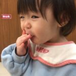 Riva Chang Instagram - 時間真的過得好快好快喔，彷彿米苔目還在我肚子裡，但現在他已經是個可以自己嘣嘣跳跳話很多每天都天馬行空幻想著他自己小星球的兩歲多的小孩子了，還是要，特別感謝老天爺在我兒時的失去，給我成年時最棒的回報，不管過程經歷重點是我成為了一個我覺得自己很驕傲很棒的母親，有一個我很愛他，他很愛我更是我人生中，唯一的血脈「米苔目」來到我的世界與我相隨相伴，讓我感覺人生過了即將一半的世界才開始美好精彩有意義有色彩有挑戰豐富了起來，雖然累，但也覺得噢耶！ 這就是人生旅途的意義吧？？ 雖然每個人不一樣，也許有的人出現了，也許有人還在尋找，但我相信你們一定都會碰到那份美好，過程也許佈滿荊棘但就是因為如此，你才知道這份東西要有多麼值得珍惜❤️ 另外我要告訴大家米苔目真的跟我長得很像很像，我拿我小時後的照片給米苔目看，問他說這個是誰：他自己都說是我啊～所以血脈相連從你肚子裡跟你臍帶相連的那一刻起你們就是生命共同體永遠永遠。 ❤️好啦！好啦！雖然我覺得像，但米苔目真的比我漂亮太多太多了～所以媽媽已經開始擔心他要交男朋友了怎麼辦？🤣😂 在這裡我也要跟媽媽們分享一件事，之前我也一直擔心因為米苔目的成長%一直都是比較沒有那麼好，醫生就說沒關係那就順其自然後不著急慢慢來，然後真的突然現在身高也突然抽高了，然後他的食欲也變好了，我就完全不用擔心了，所以我覺得小孩都會有一個他自己想要的舒適自我成長階段，所以爸爸媽媽不用太擔心喔❤️ P S ：人家跟米苔目真的很像啦～有圖有真相，阿你說像不像？對了所有的酸民們你們有什麼罵我都可以，但拜託你們不要用言語傷害我的小孩，謝謝你們🙏