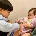 Riva Chang Instagram - 時間過的好快喔！ 轉眼間這相片也才一年多不到兩年耶！ 回顧舊照片才會發現小孩子真的長的很快！ 但身為媽媽每一天累積的成就感也是要幫自己按個讚👍🏿👍🏿👍🏿👍🏿👍🏿全天下的父母都辛苦啦❤️ 今天突然想起來這件事，回憶起前後差距的照片，覺得很有趣孩子的天真無邪是最美的畫面，當然我內心也是覺得如果未來一切像偶像劇它真的發生了，我也會很開心很祝福樂此不疲❤️ 事情是這樣子的我的老闆 #B2 他的兒子 #麻糬 超可愛，呃….要說遺傳他的帥氣嗎？我覺得大部分來自於他兒子的努力跟媽媽的基因🤣🤣🤣 所以在米苔目剛要滿一歲吧，我就跟B2個說:老闆麻糬年紀跟米苔目現在是非常合適的年紀，而且他們兩個都有著讓人想犯罪的美麗五官，總之肥水不落外人田，我覺得他們好適合我們來訂娃娃親好不好？ 雖然老派但現在流行超派…就試一試嗎？ 結果我老闆跟老闆娘都說好啊！（畢竟他也瘋瘋的） 感覺應該很可愛，而且也讓小孩彼此可以做朋友玩在一起，於是我整個人真的搞的像自己在相親，幫女兒選戰袍，一直假設性的問未來女婿問題，真的好笑又有趣我自己也將那天的娃娃親當作認真確切的一回事！ 爾後遇到我都會叫女兒快去找你未來的丈夫，我跟麻糬說話都會：哪個～女婿呀！ 叫我老闆老闆娘都叫親家！！ 沒錯～我老闆覺得他們才多大我到底有什麼毛病自己一直樂在其中，但對我來說任何事都很難說，不可能的也都會變可能！ 搞不好明年我女兒就回公婆家圍爐了呢？ 只是媽媽也要去🤣🤣 話說有人也為小孩訂過娃娃親嗎？ 那有人真的因為娃娃親真的共許終生的嗎？ 最後 #麻糬 #米苔目 是不是真的很般配，他們結合在一起就是 #王子公主 #俊男美女 （哈哈哈失控的媽媽） 新年就是要有目標，有期許有期待嘛～ 祝大家～ 今天都吃飽飽 新年快樂🎊🎆🎉❤️ PS:要看動態過程影片可以搜尋（YT:甜甜媽我當mother 當然如果看了幫人家ㄧ訂閱一分享開啟小鈴鐺～包你龍年，龍馬精神、龍心大悅、錢財long總來）🙏