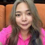 Riva Chang Instagram - 一直還沒沒好好來介紹我的新髮色💕 這次顏色算是很淺又有著各種秘密巧思的顏色！ 真的超感謝我的 #miyake 她就像是我的多啦A夢，總是能幫我實現我想要的，再用他的專業讓我的髮色髮型都是最好看的！ 轉眼間合作快十年了謝謝miyake一路和我在頭髮蹦出各種火花❤️我愛她～風風烈烈最瘋狂～ 如果你也想要跟我有類似的髮色（我真的很喜歡） 奶茶灰 藍色 x粉紅 東方女孩 染 奶茶灰 超級適合！ 除了顯皮膚白以外 多了ㄧ份仙氣 感✨😍 另外 好久沒玩彩色顏色的 甜甜 在夏天來臨 ，必須準備起來 #只要配合漂染過後的專業髮品不怕褪色 👩🏻‍🎨【漂後頭髮】🌈 褪色後過程， 都會讓自己驚艷 香水有 【前味 、中味 、後味】 米亞奇的特調色也有～ 【前、中 、後色調 】 每個褪色階段 都有不同的驚喜！ 怎樣樣褪色才美? 除了調色很重要以外🙆🏻 ❰居家護理 ❱ 及 ❰維護❱ 是非常重要唷！ ⚠️ 染後搭配 #mcg魔王白 讓顏色維持更久 謝謝@miyake.mpalace 有任何頭髮上的問題也都可以找她唷！