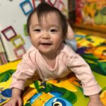 Riva Chang Instagram - 時間真的過得好快好快喔，彷彿米苔目還在我肚子裡，但現在他已經是個可以自己嘣嘣跳跳話很多每天都天馬行空幻想著他自己小星球的兩歲多的小孩子了，還是要，特別感謝老天爺在我兒時的失去，給我成年時最棒的回報，不管過程經歷重點是我成為了一個我覺得自己很驕傲很棒的母親，有一個我很愛他，他很愛我更是我人生中，唯一的血脈「米苔目」來到我的世界與我相隨相伴，讓我感覺人生過了即將一半的世界才開始美好精彩有意義有色彩有挑戰豐富了起來，雖然累，但也覺得噢耶！ 這就是人生旅途的意義吧？？ 雖然每個人不一樣，也許有的人出現了，也許有人還在尋找，但我相信你們一定都會碰到那份美好，過程也許佈滿荊棘但就是因為如此，你才知道這份東西要有多麼值得珍惜❤️ 另外我要告訴大家米苔目真的跟我長得很像很像，我拿我小時後的照片給米苔目看，問他說這個是誰：他自己都說是我啊～所以血脈相連從你肚子裡跟你臍帶相連的那一刻起你們就是生命共同體永遠永遠。 ❤️好啦！好啦！雖然我覺得像，但米苔目真的比我漂亮太多太多了～所以媽媽已經開始擔心他要交男朋友了怎麼辦？🤣😂 在這裡我也要跟媽媽們分享一件事，之前我也一直擔心因為米苔目的成長%一直都是比較沒有那麼好，醫生就說沒關係那就順其自然後不著急慢慢來，然後真的突然現在身高也突然抽高了，然後他的食欲也變好了，我就完全不用擔心了，所以我覺得小孩都會有一個他自己想要的舒適自我成長階段，所以爸爸媽媽不用太擔心喔❤️ P S ：人家跟米苔目真的很像啦～有圖有真相，阿你說像不像？對了所有的酸民們你們有什麼罵我都可以，但拜託你們不要用言語傷害我的小孩，謝謝你們🙏