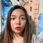 Riva Chang Instagram - 時間真的過得好快好快喔，彷彿米苔目還在我肚子裡，但現在他已經是個可以自己嘣嘣跳跳話很多每天都天馬行空幻想著他自己小星球的兩歲多的小孩子了，還是要，特別感謝老天爺在我兒時的失去，給我成年時最棒的回報，不管過程經歷重點是我成為了一個我覺得自己很驕傲很棒的母親，有一個我很愛他，他很愛我更是我人生中，唯一的血脈「米苔目」來到我的世界與我相隨相伴，讓我感覺人生過了即將一半的世界才開始美好精彩有意義有色彩有挑戰豐富了起來，雖然累，但也覺得噢耶！ 這就是人生旅途的意義吧？？ 雖然每個人不一樣，也許有的人出現了，也許有人還在尋找，但我相信你們一定都會碰到那份美好，過程也許佈滿荊棘但就是因為如此，你才知道這份東西要有多麼值得珍惜❤️ 另外我要告訴大家米苔目真的跟我長得很像很像，我拿我小時後的照片給米苔目看，問他說這個是誰：他自己都說是我啊～所以血脈相連從你肚子裡跟你臍帶相連的那一刻起你們就是生命共同體永遠永遠。 ❤️好啦！好啦！雖然我覺得像，但米苔目真的比我漂亮太多太多了～所以媽媽已經開始擔心他要交男朋友了怎麼辦？🤣😂 在這裡我也要跟媽媽們分享一件事，之前我也一直擔心因為米苔目的成長%一直都是比較沒有那麼好，醫生就說沒關係那就順其自然後不著急慢慢來，然後真的突然現在身高也突然抽高了，然後他的食欲也變好了，我就完全不用擔心了，所以我覺得小孩都會有一個他自己想要的舒適自我成長階段，所以爸爸媽媽不用太擔心喔❤️ P S ：人家跟米苔目真的很像啦～有圖有真相，阿你說像不像？對了所有的酸民們你們有什麼罵我都可以，但拜託你們不要用言語傷害我的小孩，謝謝你們🙏