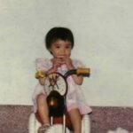 Riva Chang Instagram - 時間真的過得好快好快喔，彷彿米苔目還在我肚子裡，但現在他已經是個可以自己嘣嘣跳跳話很多每天都天馬行空幻想著他自己小星球的兩歲多的小孩子了，還是要，特別感謝老天爺在我兒時的失去，給我成年時最棒的回報，不管過程經歷重點是我成為了一個我覺得自己很驕傲很棒的母親，有一個我很愛他，他很愛我更是我人生中，唯一的血脈「米苔目」來到我的世界與我相隨相伴，讓我感覺人生過了即將一半的世界才開始美好精彩有意義有色彩有挑戰豐富了起來，雖然累，但也覺得噢耶！ 這就是人生旅途的意義吧？？ 雖然每個人不一樣，也許有的人出現了，也許有人還在尋找，但我相信你們一定都會碰到那份美好，過程也許佈滿荊棘但就是因為如此，你才知道這份東西要有多麼值得珍惜❤️ 另外我要告訴大家米苔目真的跟我長得很像很像，我拿我小時後的照片給米苔目看，問他說這個是誰：他自己都說是我啊～所以血脈相連從你肚子裡跟你臍帶相連的那一刻起你們就是生命共同體永遠永遠。 ❤️好啦！好啦！雖然我覺得像，但米苔目真的比我漂亮太多太多了～所以媽媽已經開始擔心他要交男朋友了怎麼辦？🤣😂 在這裡我也要跟媽媽們分享一件事，之前我也一直擔心因為米苔目的成長%一直都是比較沒有那麼好，醫生就說沒關係那就順其自然後不著急慢慢來，然後真的突然現在身高也突然抽高了，然後他的食欲也變好了，我就完全不用擔心了，所以我覺得小孩都會有一個他自己想要的舒適自我成長階段，所以爸爸媽媽不用太擔心喔❤️ P S ：人家跟米苔目真的很像啦～有圖有真相，阿你說像不像？對了所有的酸民們你們有什麼罵我都可以，但拜託你們不要用言語傷害我的小孩，謝謝你們🙏