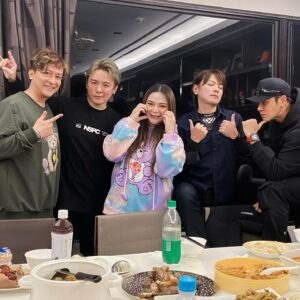 Riva Chang Instagram - 謝謝 #孫總老爸 的邀請～
讓我們很多平常很少機會，甚至沒機會或以已經好久不見的大家能在過的時間裡，來個大雜燴，將大家都齊聚一起！

雖然孫總老爸往年都忘了我，但今年可能很怕我這機關槍嘴巴念上一整年很早就把我訂下來了😂🤣

孫總老爸把大家聚在一起真的很難得，小孩子去談戀愛，昔日師兄師弟億當年。唯獨我最白目一直跟孫總一來一往狂鬥嘴～但我們都知道 #罵是愛 嘛～😍

而且我真正是個人間奇葩所以很多人的過往，很多昔日很多曾經我居然通通都能ㄧㄧ參與其中，真是奇妙的緣分奇特的人生～但很好啊！

很開心這次的大相聚，更期待未來每年的相聚，也希望我們大家在自己的生活工作領域都順利，當然身題健康是最重要的！

尤其 #孫德榮  你這位老小孩請聽話，好好照顧身體，聽醫生的話，戒掉飲料啦！

2024年大家都要豐收快樂健康美好❤️

開工加油用力幹吧～！！！💪💪💪

（主人明明是孫總我居然沒有大合照）
請自行想像孫總的模樣加進去吧🤣
