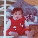Riva Chang Instagram - 時間真的過得好快好快喔，彷彿米苔目還在我肚子裡，但現在他已經是個可以自己嘣嘣跳跳話很多每天都天馬行空幻想著他自己小星球的兩歲多的小孩子了，還是要，特別感謝老天爺在我兒時的失去，給我成年時最棒的回報，不管過程經歷重點是我成為了一個我覺得自己很驕傲很棒的母親，有一個我很愛他，他很愛我更是我人生中，唯一的血脈「米苔目」來到我的世界與我相隨相伴，讓我感覺人生過了即將一半的世界才開始美好精彩有意義有色彩有挑戰豐富了起來，雖然累，但也覺得噢耶！ 這就是人生旅途的意義吧？？ 雖然每個人不一樣，也許有的人出現了，也許有人還在尋找，但我相信你們一定都會碰到那份美好，過程也許佈滿荊棘但就是因為如此，你才知道這份東西要有多麼值得珍惜❤️ 另外我要告訴大家米苔目真的跟我長得很像很像，我拿我小時後的照片給米苔目看，問他說這個是誰：他自己都說是我啊～所以血脈相連從你肚子裡跟你臍帶相連的那一刻起你們就是生命共同體永遠永遠。 ❤️好啦！好啦！雖然我覺得像，但米苔目真的比我漂亮太多太多了～所以媽媽已經開始擔心他要交男朋友了怎麼辦？🤣😂 在這裡我也要跟媽媽們分享一件事，之前我也一直擔心因為米苔目的成長%一直都是比較沒有那麼好，醫生就說沒關係那就順其自然後不著急慢慢來，然後真的突然現在身高也突然抽高了，然後他的食欲也變好了，我就完全不用擔心了，所以我覺得小孩都會有一個他自己想要的舒適自我成長階段，所以爸爸媽媽不用太擔心喔❤️ P S ：人家跟米苔目真的很像啦～有圖有真相，阿你說像不像？對了所有的酸民們你們有什麼罵我都可以，但拜託你們不要用言語傷害我的小孩，謝謝你們🙏
