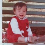 Riva Chang Instagram - 時間真的過得好快好快喔，彷彿米苔目還在我肚子裡，但現在他已經是個可以自己嘣嘣跳跳話很多每天都天馬行空幻想著他自己小星球的兩歲多的小孩子了，還是要，特別感謝老天爺在我兒時的失去，給我成年時最棒的回報，不管過程經歷重點是我成為了一個我覺得自己很驕傲很棒的母親，有一個我很愛他，他很愛我更是我人生中，唯一的血脈「米苔目」來到我的世界與我相隨相伴，讓我感覺人生過了即將一半的世界才開始美好精彩有意義有色彩有挑戰豐富了起來，雖然累，但也覺得噢耶！ 這就是人生旅途的意義吧？？ 雖然每個人不一樣，也許有的人出現了，也許有人還在尋找，但我相信你們一定都會碰到那份美好，過程也許佈滿荊棘但就是因為如此，你才知道這份東西要有多麼值得珍惜❤️ 另外我要告訴大家米苔目真的跟我長得很像很像，我拿我小時後的照片給米苔目看，問他說這個是誰：他自己都說是我啊～所以血脈相連從你肚子裡跟你臍帶相連的那一刻起你們就是生命共同體永遠永遠。 ❤️好啦！好啦！雖然我覺得像，但米苔目真的比我漂亮太多太多了～所以媽媽已經開始擔心他要交男朋友了怎麼辦？🤣😂 在這裡我也要跟媽媽們分享一件事，之前我也一直擔心因為米苔目的成長%一直都是比較沒有那麼好，醫生就說沒關係那就順其自然後不著急慢慢來，然後真的突然現在身高也突然抽高了，然後他的食欲也變好了，我就完全不用擔心了，所以我覺得小孩都會有一個他自己想要的舒適自我成長階段，所以爸爸媽媽不用太擔心喔❤️ P S ：人家跟米苔目真的很像啦～有圖有真相，阿你說像不像？對了所有的酸民們你們有什麼罵我都可以，但拜託你們不要用言語傷害我的小孩，謝謝你們🙏