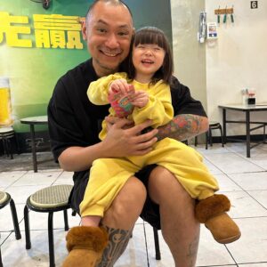Riva Chang Instagram - 米苔目根本跟就是乾爹的小情人！
謝謝乾爹紅包🧧
#米苔目大抽高

米苔目衣服 @hellotherebabykids