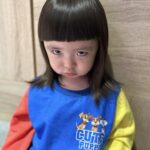 Riva Chang Instagram - 小孩睡覺的時候，就是媽媽可以把自己所有事情做完忙完，然後稍微給自己獨處的時間❤️ 尤其看著剛剛皮的要死的小傢伙，詞彙越懂越多，越來越有自己的想法，現階段他最愛的就是說：#我不要 然後剛剛還想偷偷摸摸趁還沒刷牙，故意高亢的說：媽媽我要去睡覺囉～然後我又把她再次拎回來督促她刷牙，陪著他睡著…..確實啦這何嘗不也是另一種甜蜜呢💕 我想來跟大部分的媽媽聊聊你們也都會幫自己的孩子剪頭髮嗎？尤其是瀏海的部分！！ #米苔目 的頭髮長好快，但也滿足了我過往當過髮妹的快樂，每次幫她剪完瀏海都好有成就感～ 在媽媽眼裡：總覺得天啊！好可愛好美麗😍 剪頭髮💇‍♀️安撫中邊進行，我一直說著哇！ 好像公主好美唷～但她只沒有情緒的說： 我就是公主啊～哪來的自信啦🤔真的是 #哭笑不得 #但謝謝寶貝的配合 #讓媽媽好有成就感🤣 PS:他拍照的表情跟模樣再也不是媽媽說了算，他現在一律照著自己的感覺情緒擺拍😑 媽媽們一起來分享自己的剪髮好手藝吧😍 大家 #假日愉快 媽媽也差不多要晚安了喔💤