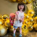Riva Chang Instagram - 祝大家 #聖誕節快樂🤶 身為媽媽的我跟其他的父母不大一樣！ 是不是在他們小時候就應該讓他們存在著有著 #聖誕老公公 🎅的期待跟美夢！！ 但是～我卻沒有給他這個做夢的機會！！ 我告訴他聖誕老公公其實就是媽媽我本人，因為我希望在長大以後他們不會因為知道真相後而失落，同時從小懂得感謝父母跟知足～我也不知道我這樣做對不對！？ 但是看著米苔目看到禮物如此開心喜愛，媽媽就跟著開心幸福，以前單身過聖誕節，現在我為了我的孩子當聖誕老公公如此美妙的差別～我喜歡現在的我❤️❤️❤️ 祝大家 #聖誕節快樂 #記得保暖 #開開心心