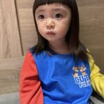 Riva Chang Instagram - 小孩睡覺的時候，就是媽媽可以把自己所有事情做完忙完，然後稍微給自己獨處的時間❤️ 尤其看著剛剛皮的要死的小傢伙，詞彙越懂越多，越來越有自己的想法，現階段他最愛的就是說：#我不要 然後剛剛還想偷偷摸摸趁還沒刷牙，故意高亢的說：媽媽我要去睡覺囉～然後我又把她再次拎回來督促她刷牙，陪著他睡著…..確實啦這何嘗不也是另一種甜蜜呢💕 我想來跟大部分的媽媽聊聊你們也都會幫自己的孩子剪頭髮嗎？尤其是瀏海的部分！！ #米苔目 的頭髮長好快，但也滿足了我過往當過髮妹的快樂，每次幫她剪完瀏海都好有成就感～ 在媽媽眼裡：總覺得天啊！好可愛好美麗😍 剪頭髮💇‍♀️安撫中邊進行，我一直說著哇！ 好像公主好美唷～但她只沒有情緒的說： 我就是公主啊～哪來的自信啦🤔真的是 #哭笑不得 #但謝謝寶貝的配合 #讓媽媽好有成就感🤣 PS:他拍照的表情跟模樣再也不是媽媽說了算，他現在一律照著自己的感覺情緒擺拍😑 媽媽們一起來分享自己的剪髮好手藝吧😍 大家 #假日愉快 媽媽也差不多要晚安了喔💤