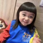 Riva Chang Instagram - 小孩睡覺的時候，就是媽媽可以把自己所有事情做完忙完，然後稍微給自己獨處的時間❤️ 尤其看著剛剛皮的要死的小傢伙，詞彙越懂越多，越來越有自己的想法，現階段他最愛的就是說：#我不要 然後剛剛還想偷偷摸摸趁還沒刷牙，故意高亢的說：媽媽我要去睡覺囉～然後我又把她再次拎回來督促她刷牙，陪著他睡著…..確實啦這何嘗不也是另一種甜蜜呢💕 我想來跟大部分的媽媽聊聊你們也都會幫自己的孩子剪頭髮嗎？尤其是瀏海的部分！！ #米苔目 的頭髮長好快，但也滿足了我過往當過髮妹的快樂，每次幫她剪完瀏海都好有成就感～ 在媽媽眼裡：總覺得天啊！好可愛好美麗😍 剪頭髮💇‍♀️安撫中邊進行，我一直說著哇！ 好像公主好美唷～但她只沒有情緒的說： 我就是公主啊～哪來的自信啦🤔真的是 #哭笑不得 #但謝謝寶貝的配合 #讓媽媽好有成就感🤣 PS:他拍照的表情跟模樣再也不是媽媽說了算，他現在一律照著自己的感覺情緒擺拍😑 媽媽們一起來分享自己的剪髮好手藝吧😍 大家 #假日愉快 媽媽也差不多要晚安了喔💤
