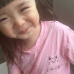 Riva Chang Instagram - 我們家 #米苔目 寶貝 出頭真的很多！ 雖然她越來越會說話相當值得開心但她常常說出來的話…..真的讓人OH MY GOD🫨 但是每次他講的話又讓人甜著甜著就笑了❤️ 有一種天真叫作米苔目的專屬情話💕 然後她依舊不管幹嘛都會用跳舞做結尾😂 而且她邏輯很好耶，她說她愛我所以給我吃香蕉，因為我是猴子…..這完全合理啊！！ 分享母女日常讓可愛的米苔目帶給大家週一不blue😙