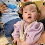 Riva Chang Instagram - 時間過的好快喔！ 轉眼間這相片也才一年多不到兩年耶！ 回顧舊照片才會發現小孩子真的長的很快！ 但身為媽媽每一天累積的成就感也是要幫自己按個讚👍🏿👍🏿👍🏿👍🏿👍🏿全天下的父母都辛苦啦❤️ 今天突然想起來這件事，回憶起前後差距的照片，覺得很有趣孩子的天真無邪是最美的畫面，當然我內心也是覺得如果未來一切像偶像劇它真的發生了，我也會很開心很祝福樂此不疲❤️ 事情是這樣子的我的老闆 #B2 他的兒子 #麻糬 超可愛，呃….要說遺傳他的帥氣嗎？我覺得大部分來自於他兒子的努力跟媽媽的基因🤣🤣🤣 所以在米苔目剛要滿一歲吧，我就跟B2個說:老闆麻糬年紀跟米苔目現在是非常合適的年紀，而且他們兩個都有著讓人想犯罪的美麗五官，總之肥水不落外人田，我覺得他們好適合我們來訂娃娃親好不好？ 雖然老派但現在流行超派…就試一試嗎？ 結果我老闆跟老闆娘都說好啊！（畢竟他也瘋瘋的） 感覺應該很可愛，而且也讓小孩彼此可以做朋友玩在一起，於是我整個人真的搞的像自己在相親，幫女兒選戰袍，一直假設性的問未來女婿問題，真的好笑又有趣我自己也將那天的娃娃親當作認真確切的一回事！ 爾後遇到我都會叫女兒快去找你未來的丈夫，我跟麻糬說話都會：哪個～女婿呀！ 叫我老闆老闆娘都叫親家！！ 沒錯～我老闆覺得他們才多大我到底有什麼毛病自己一直樂在其中，但對我來說任何事都很難說，不可能的也都會變可能！ 搞不好明年我女兒就回公婆家圍爐了呢？ 只是媽媽也要去🤣🤣 話說有人也為小孩訂過娃娃親嗎？ 那有人真的因為娃娃親真的共許終生的嗎？ 最後 #麻糬 #米苔目 是不是真的很般配，他們結合在一起就是 #王子公主 #俊男美女 （哈哈哈失控的媽媽） 新年就是要有目標，有期許有期待嘛～ 祝大家～ 今天都吃飽飽 新年快樂🎊🎆🎉❤️ PS:要看動態過程影片可以搜尋（YT:甜甜媽我當mother 當然如果看了幫人家ㄧ訂閱一分享開啟小鈴鐺～包你龍年，龍馬精神、龍心大悅、錢財long總來）🙏