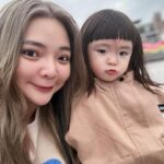 Riva Chang Instagram - 一直還沒沒好好來介紹我的新髮色💕 這次顏色算是很淺又有著各種秘密巧思的顏色！ 真的超感謝我的 #miyake 她就像是我的多啦A夢，總是能幫我實現我想要的，再用他的專業讓我的髮色髮型都是最好看的！ 轉眼間合作快十年了謝謝miyake一路和我在頭髮蹦出各種火花❤️我愛她～風風烈烈最瘋狂～ 如果你也想要跟我有類似的髮色（我真的很喜歡） 奶茶灰 藍色 x粉紅 東方女孩 染 奶茶灰 超級適合！ 除了顯皮膚白以外 多了ㄧ份仙氣 感✨😍 另外 好久沒玩彩色顏色的 甜甜 在夏天來臨 ，必須準備起來 #只要配合漂染過後的專業髮品不怕褪色 👩🏻‍🎨【漂後頭髮】🌈 褪色後過程， 都會讓自己驚艷 香水有 【前味 、中味 、後味】 米亞奇的特調色也有～ 【前、中 、後色調 】 每個褪色階段 都有不同的驚喜！ 怎樣樣褪色才美? 除了調色很重要以外🙆🏻 ❰居家護理 ❱ 及 ❰維護❱ 是非常重要唷！ ⚠️ 染後搭配 #mcg魔王白 讓顏色維持更久 謝謝@miyake.mpalace 有任何頭髮上的問題也都可以找她唷！