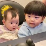 Riva Chang Instagram - 時間過的好快喔！ 轉眼間這相片也才一年多不到兩年耶！ 回顧舊照片才會發現小孩子真的長的很快！ 但身為媽媽每一天累積的成就感也是要幫自己按個讚👍🏿👍🏿👍🏿👍🏿👍🏿全天下的父母都辛苦啦❤️ 今天突然想起來這件事，回憶起前後差距的照片，覺得很有趣孩子的天真無邪是最美的畫面，當然我內心也是覺得如果未來一切像偶像劇它真的發生了，我也會很開心很祝福樂此不疲❤️ 事情是這樣子的我的老闆 #B2 他的兒子 #麻糬 超可愛，呃….要說遺傳他的帥氣嗎？我覺得大部分來自於他兒子的努力跟媽媽的基因🤣🤣🤣 所以在米苔目剛要滿一歲吧，我就跟B2個說:老闆麻糬年紀跟米苔目現在是非常合適的年紀，而且他們兩個都有著讓人想犯罪的美麗五官，總之肥水不落外人田，我覺得他們好適合我們來訂娃娃親好不好？ 雖然老派但現在流行超派…就試一試嗎？ 結果我老闆跟老闆娘都說好啊！（畢竟他也瘋瘋的） 感覺應該很可愛，而且也讓小孩彼此可以做朋友玩在一起，於是我整個人真的搞的像自己在相親，幫女兒選戰袍，一直假設性的問未來女婿問題，真的好笑又有趣我自己也將那天的娃娃親當作認真確切的一回事！ 爾後遇到我都會叫女兒快去找你未來的丈夫，我跟麻糬說話都會：哪個～女婿呀！ 叫我老闆老闆娘都叫親家！！ 沒錯～我老闆覺得他們才多大我到底有什麼毛病自己一直樂在其中，但對我來說任何事都很難說，不可能的也都會變可能！ 搞不好明年我女兒就回公婆家圍爐了呢？ 只是媽媽也要去🤣🤣 話說有人也為小孩訂過娃娃親嗎？ 那有人真的因為娃娃親真的共許終生的嗎？ 最後 #麻糬 #米苔目 是不是真的很般配，他們結合在一起就是 #王子公主 #俊男美女 （哈哈哈失控的媽媽） 新年就是要有目標，有期許有期待嘛～ 祝大家～ 今天都吃飽飽 新年快樂🎊🎆🎉❤️ PS:要看動態過程影片可以搜尋（YT:甜甜媽我當mother 當然如果看了幫人家ㄧ訂閱一分享開啟小鈴鐺～包你龍年，龍馬精神、龍心大悅、錢財long總來）🙏