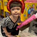 Riva Chang Instagram - 在小孩這個年紀的時候除了和平常自己的寶貝互動陪伴玩耍！ 但抓到一些機會也要用彼此都舒服有默契的方式，讓他學習跟從這些小細節中長大（當然這是我個人的想法與做法啦）😊 過去….他什麼事身為媽媽都是搶第一幫他做好，替他完成，現在在她已經有為自己做些事情能力的時候～ 咱們就稍稍放手，讓她學著自己來！ 同時在她自己努力完成的過程中，不斷給予讚美跟加油💪💪💪 縱使只是很簡單的一件事，但當他開始可以並願意自己嘗試自己做，媽媽的鼓勵真的很重要！ 當然…..觀察狀況中再適時的伸出援手，但先學會開始放手，相信自己的寶貝她很棒她可以，也同時訓練著媽媽不要凡事做的都是妳！ 這樣才是彼此互相成長，更是小孩經歷著自己成長階段進階（這是我的想法跟做法，其他爸媽也是這樣嗎）？ #米苔目 你好棒哦👍🏿 已經可以自己穿鞋鞋穿褲褲了 也開始成為其他小小朋友的姊姊囉！ 媽媽覺得開心感動你是好棒的小姊姊❤️