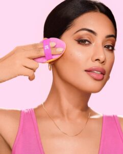 Riya Ray Instagram - Latest campaign for @realtechniques with an amazing amazing team 🩷 

My agency : @10mgmt 
Photographer: @tommichas @jodiezartistrep 
Retouching: #tommichas @daniellivingstone 
Production   Casting: @sarah.sapien 
DIT: @rudylorejo 
Photo Asst: @josuebriones.pdf @adamcarterbrown 
HMUA: @leannaernest @distinctartists @alisaradoi@romeliapelin @labartists
Styling: @marta_cebrat @stylebychloemarie @labartists
Studio Rental: @parchmentstudio 

VP Creative: @eso.terika 
SVP Innovation: Liz Chon
Brand Director: @nicolelmartino 
Sr. Director Innovation: @amanda_alayan 
Graphic Designer   BTS: @leilaallafdesigns @chomk.h
Brand Manager: @alexnlarson @sophaloaf12 
Product Development Manager: Jorie Ernst