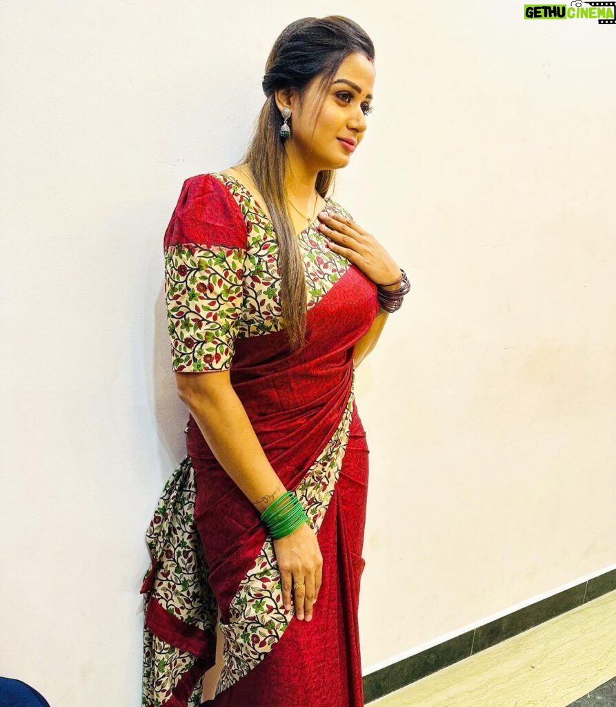 Riya Vishwanathan Instagram - Saree @march8collection Blouse stitching @saleemakamal . . . #saree #sareelover #pic #picoftheday #promotion #ootd #shoot #workmode #maha #zeetamil #sandakozhi #riyavishwanathan