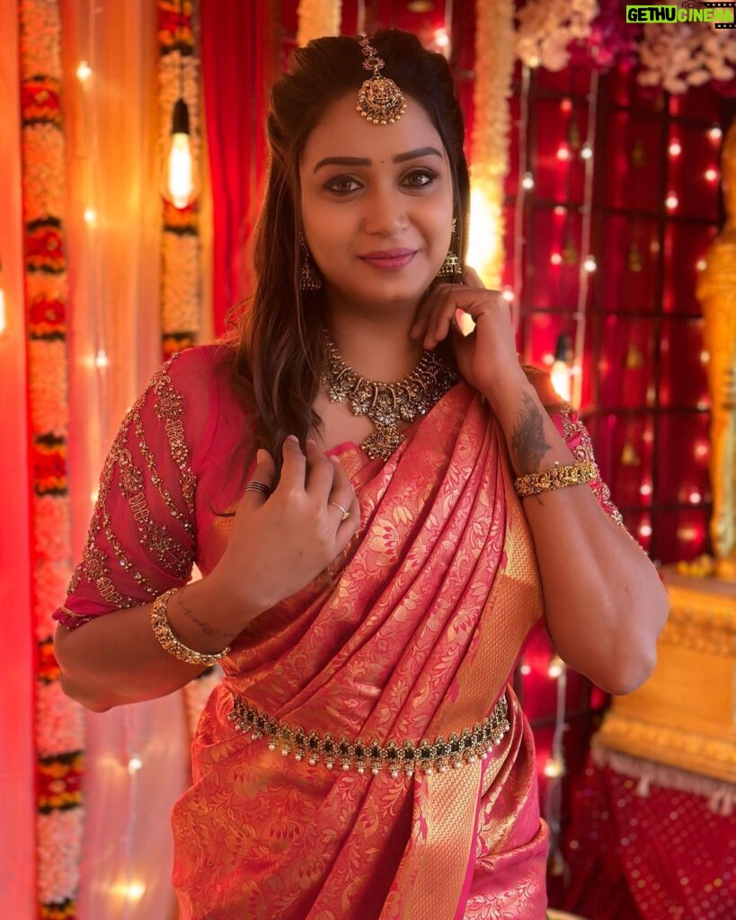 Riya Vishwanathan Instagram - Saree @elampillai__saree_ Blouse @abarnasundarramanclothing Accessories @chennai_jazz Mua @glittersbytabbu . . Pc @rajaelangovan_offi ❤️ . . #pic #picoftheday #sareelover #myself #love #weddingscenes #maha #sandakozhi #zeetamil #riyavishwanathan