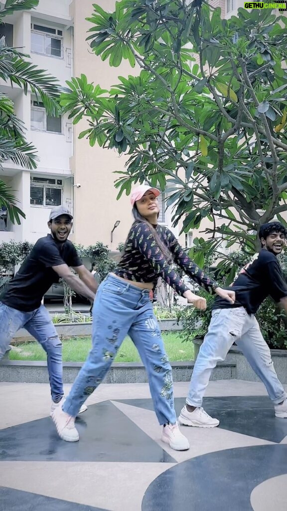 Riya Vishwanathan Instagram - Heart’u nikka laaa ❤️ . Singer turns to a single take dancer @sivaangi.krish Rock star @official_harshavardhan . Choreography ❤️ you have more way to go @karthick_s_ramesh_ . . #reels #reelsinstagram #reelitfeelit #reelkarofeelkaro #mediamasons #album #albumsong #riyavishwanathan