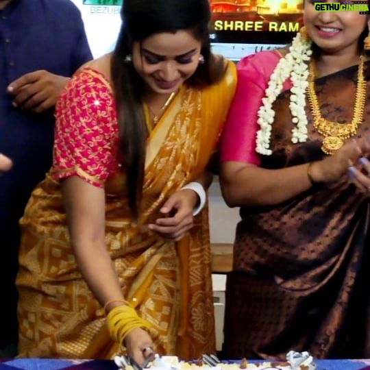 Riya Vishwanathan Instagram - Birthday celebrations of @riya.vishwanathan at RAJKAMAL SHOOTING HOUSE 🎁✨️🎁 The SHOW STEALER of @zeetamizh series SANDAKOZHI our best wishes for her healthy and happy life.. Keep smiling always madam..♥️✨️♥️