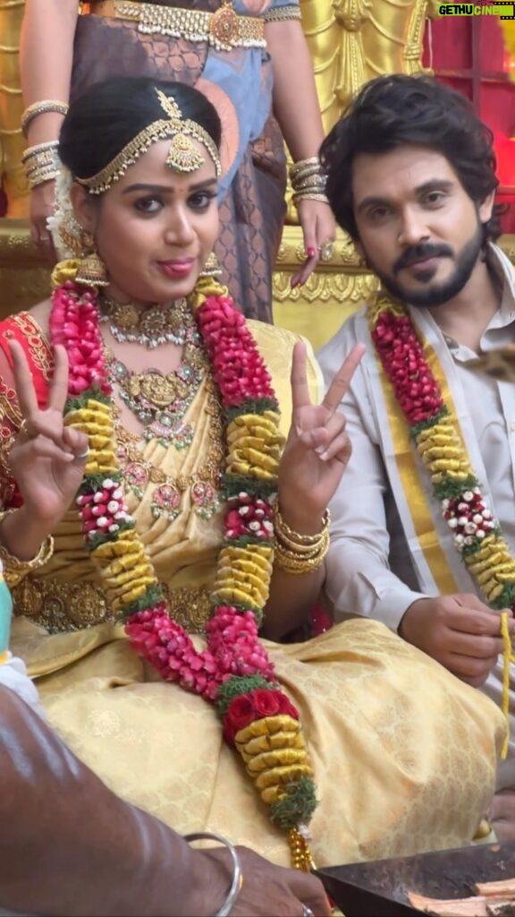 Riya Vishwanathan Instagram - Presenting Maha weds Vikram making scenes from the set of #sandakozhi . @studio_vilvam .Vc & Ec @rajaelangovan_offi 🫂 #sandakozhi #maha #vikram #zeetamil