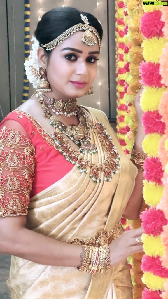 Riya Vishwanathan Instagram - Being maha ❤️ wedding scenes @sandakozhi @zeetamizh . . Saree @elampillai__saree_ Blouse @ve_kay_boutique Accessories @chennai_jazz . .video & editing courtesy @rajaelangovan_offi 🫂 Anney #saree #sareelover #sareelove #maha #sandakozhi #zeetamil